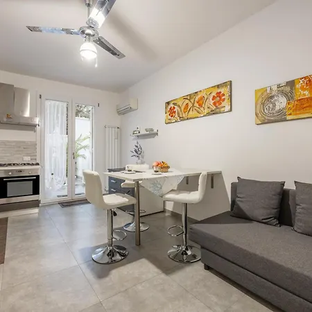 Апартаменты Calarossa Tourist House Di Aleeanny