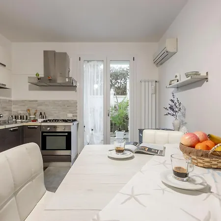 Апартаменты Calarossa Tourist House Di Aleeanny